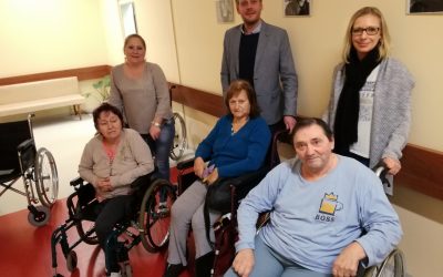 Ježíškova vnoučata: TOP tým vybral mezi členy 15 000 Kč na invalidní vozíky pro sanatorium ve Vizovicích
